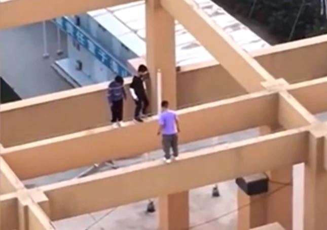 CLIP: 'Rùng mình' khi xem cảnh nhóm trẻ em chơi trên mái nhà tầng 11