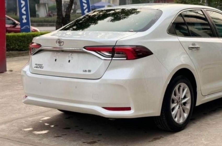 Sau 2 năm lăn bánh, Toyota Corolla Altis chạy lướt lên sàn xe cũ với giá khó tin
