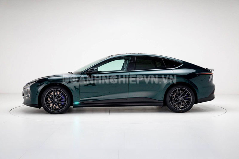 Xe sedan &#x111;&#x1EB9;p mi&#x1EC5;n ch&#xEA;, n&#x1ED9;i th&#x1EA5;t sang ch&#x1EA3;nh, c&#xF4;ng su&#x1EA5;t 544 m&#xE3; l&#x1EF1;c, gi&#xE1; h&#x1A1;n 700 tri&#x1EC7;u &#x111;&#x1ED3;ng