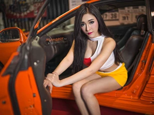 Siêu mẫu khoe vóc dáng vạn người mê bên xe