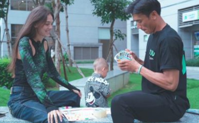 Thủ môn Bùi Tiến Dũng và vợ Tây tự làm lồng đèn cho con, dân mạng nhắc nhở chi tiết nguy hiểm này