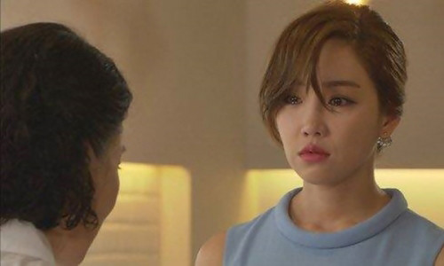 Con trai đi làm không có nhà, con dâu tối nào cũng gọi ‘chồng ơi’ mẹ chồng chưng hửng hé cửa ra xem thì chết đứng với cảnh tượng bên trong