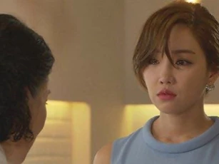 Con trai đi làm không có nhà, con dâu tối nào cũng gọi ‘chồng ơi’ mẹ chồng chưng hửng hé cửa ra xem thì chết đứng với cảnh tượng bên trong