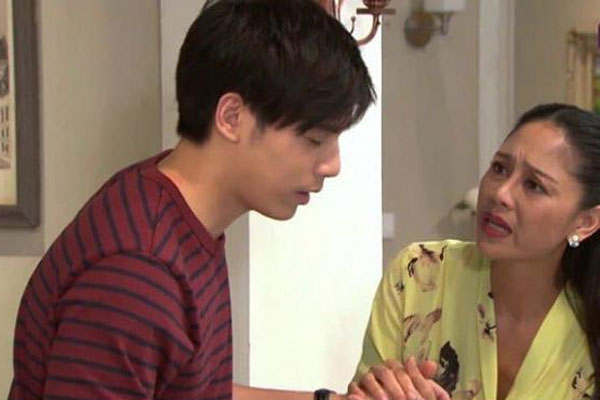 Mẹ kế gọi tôi về lúc hấp hối, giao chiếc hộp chứa 30 cây vàng với bí mật khiến tôi ngã quỵ