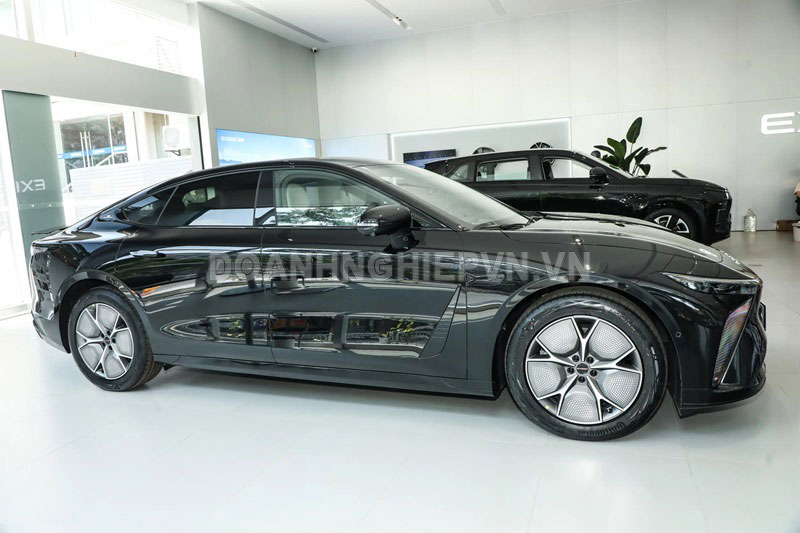 Xe sedan lớn hơn Toyota Camry, công suất 480 mã lực, hệ thống treo khí nén, nội thất tiện nghi, giá rẻ bất ngờ