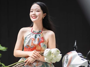 Cao Thùy Linh khoe 'sắc đẹp ngàn cân' bên xe tay ga Yamaha Janus