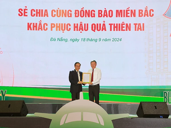 Lãnh đạo trường Đại học Đông Á trao 500 triệu đồng cho Uỷ ban MTTQVN TP Đà Nẵng ủng hộ đồng bào các tỉnh, thành phía Bắc khắc phục hậu quả bão Yagi.