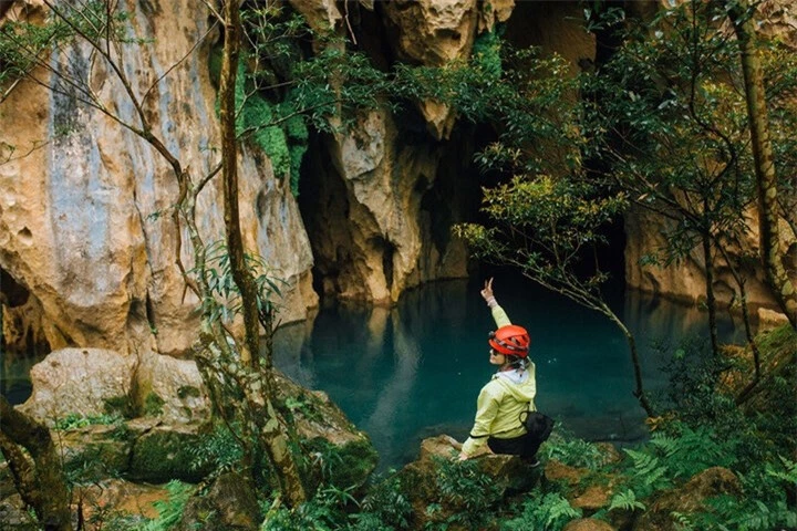 Nằm trong thung lũng Sinh Tồn quần thể động Phong Nha – Kẻ Bàng, hang Thủy Cung có hình dáng hiền hòa, nữ tính.