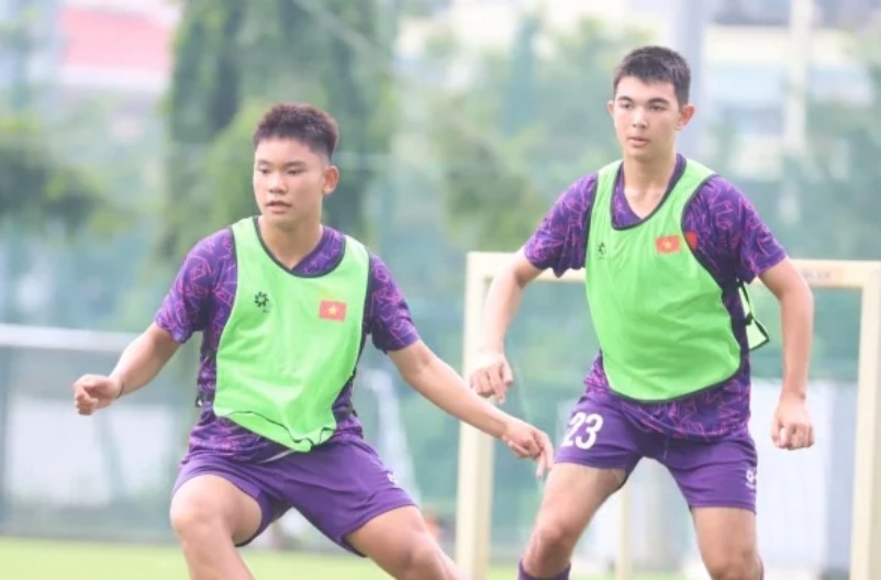 HLV Brazil đưa cầu thủ Việt Nam sang Nhật Bản