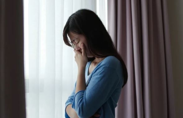 Đêm trước ngày cưới, cha nuôi đứng trước cửa phòng, tim tôi nghẹn lại khi thấy ông cầm 1 thứ trên tay