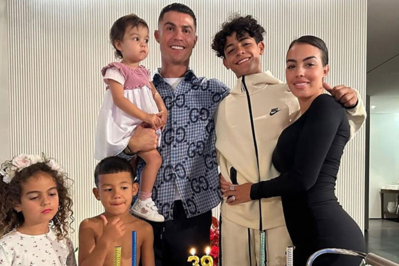 Ronaldo buộc phải hủy đăng ký học cho con