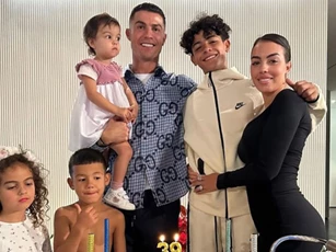 Ronaldo buộc phải hủy đăng ký học cho con
