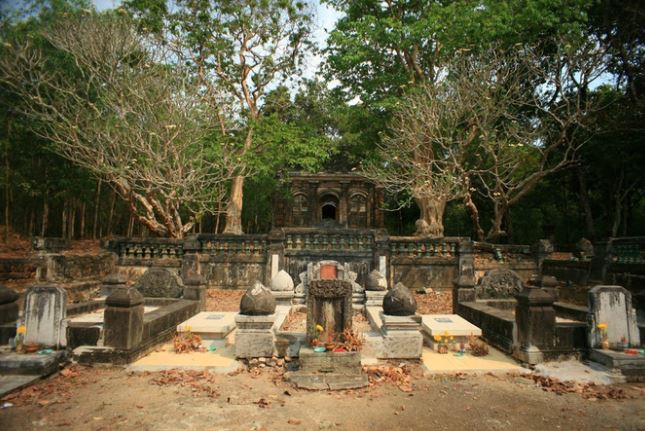 Khu mộ cổ của đại gia giàu nức tiếng cả xứ Nam Kỳ một thời, như tuyệt tác kiến trúc giờ hoang phế, đổ nát