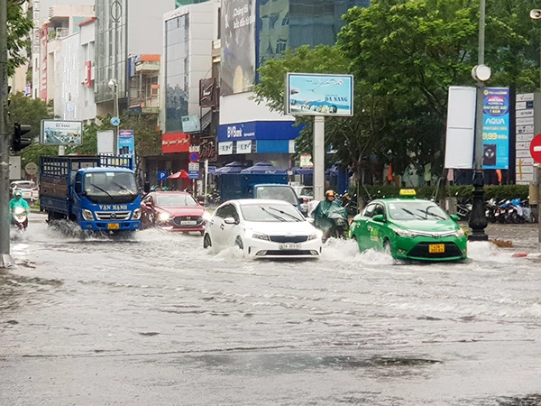 Mưa lớn sáng 18/9 khiến nhiều tuyến đường trung tâm TP Đà Nẵng tái diễn tình trạng ngập nặng.