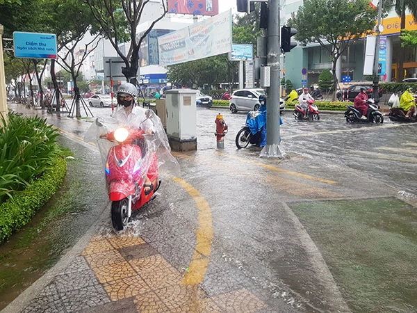 Nhiều người dân phải đưa xe máy lên lề đường để di chuyển.