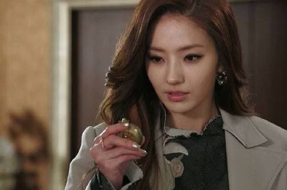 Uẩn khúc sau việc bạn trai nghèo tặng nhẫn kim cương