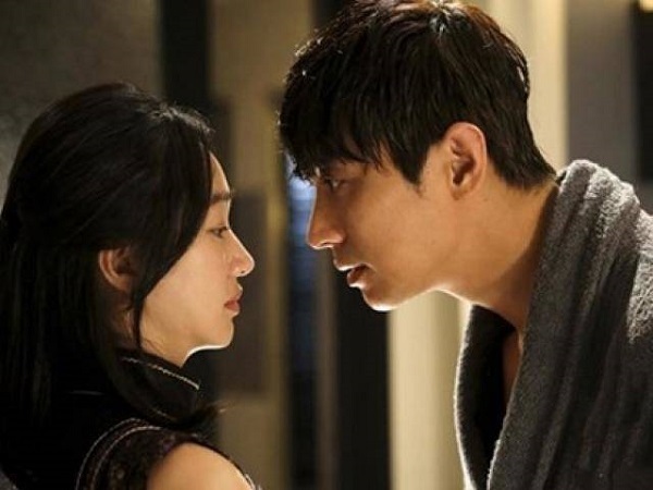 Say mê nhân tình khiến hôn nhân 'tan tành', nửa năm sau, tôi về thăm vợ cũ nhưng cứng đơ người khi thấy sếp mình ra mở cửa