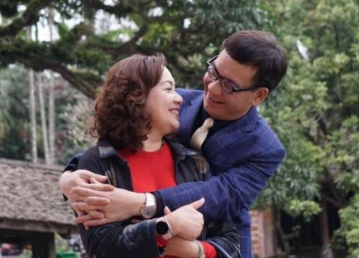 Bà xã kín tiếng ngoài đời của Đức Khuê - ông bố tốt tính trong 'Đi giữa trời rực rỡ'