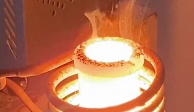 Nồi nấu kim loại làm bằng vật liệu gì? Tại sao đun sắt nóng chảy ở nhiệt độ hàng ngàn độ lại không thể làm tan chảy nó?