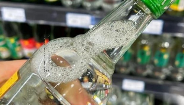 Khi mua rượu hãy lắc chai rượu, nếu là rượu giả sẽ hiện nguyên hình! Hãy nhớ áp dụng thủ thuật này khi mua rượu