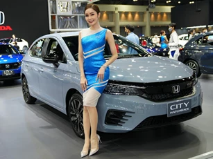 Ngắm giai nhân tuyệt sắc bên xe Honda City Hatchback
