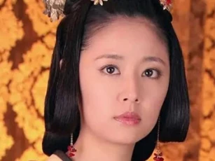 Từ cung nữ thấp hèn 'một bước' thành hoàng hậu quyền lực chỉ nhờ thái giám viết sai tên