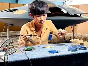 Kiên Giang: Đam mê thiên văn, thanh niên chế tạo đĩa bay như UFO lướt sóng 50km/h
