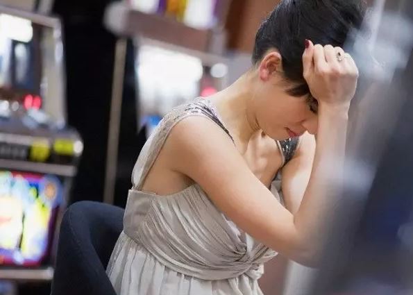 Dọn dẹp nhà cửa, tôi sụp đổ khi vô tình phát hiện ra bí mật của chồng