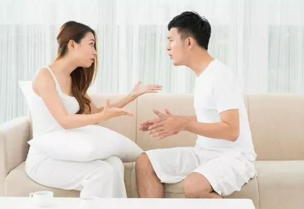 Hối hận nhận ra sai lầm khi quyết ly hôn vợ bằng tuổi để cưới người trẻ đẹp