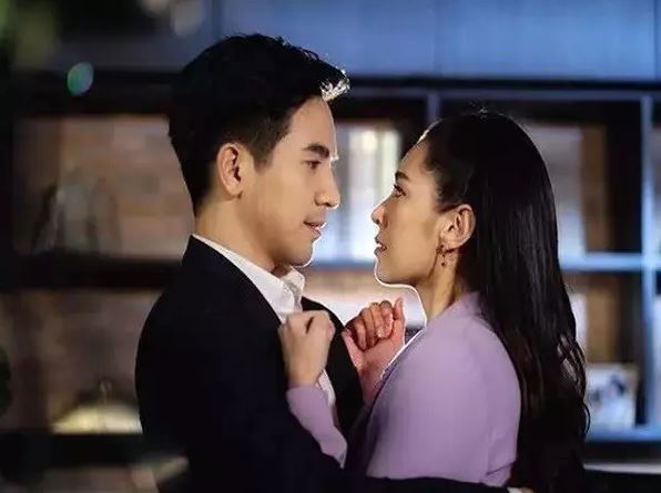 Ngày ra tòa ly hôn, chồng cũ ném cái ba lô vào người tôi kèm theo lời nói dứt tình, về nhà mở ra tôi chết lặng thấy thứ bên trong