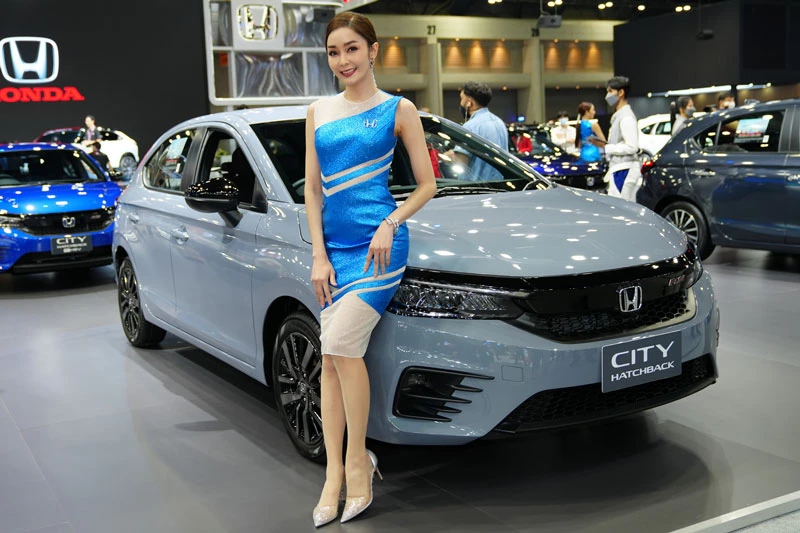 Người mẫu Thái Lan và xe Honda City Hatchback.