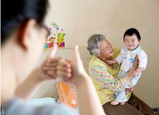 Tại sao phụ nữ lại thích gửi con cho bà ngoại chăm chứ không phải là bà nội: 3 lý do rất thực tế