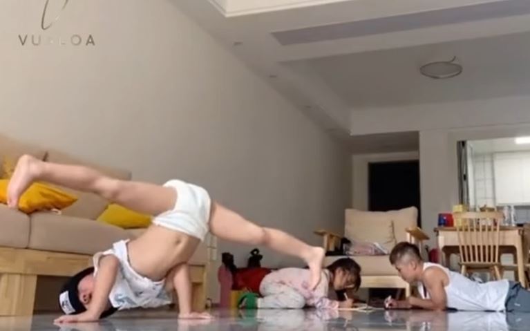 CLIP: 'Choáng váng' với màn ke đầu đỉnh cao của em bé đang còn đóng bỉm