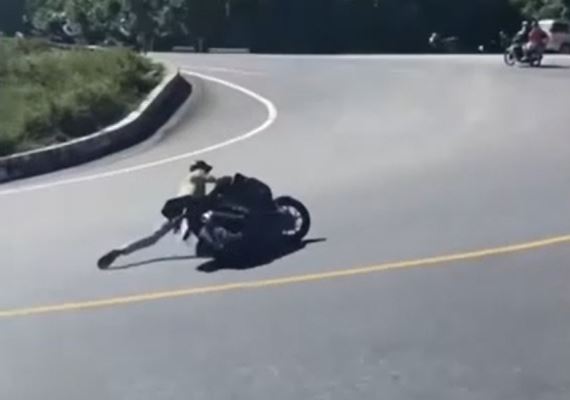 CLIP: Trình diễn ôm cua trên đường đèo, nam thanh niên nhận ngay cái kết 'muối mặt'