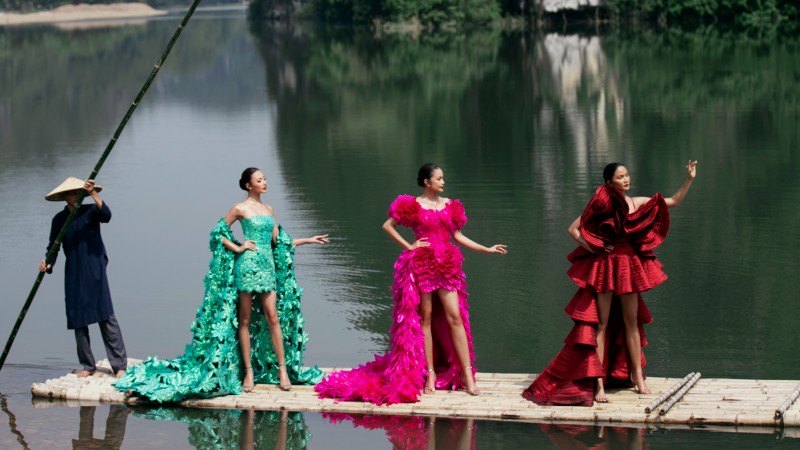 Độc đáo: H’Hen Niê, Ngọc Châu, Xuân Hạnh đi bè đến sàn catwalk