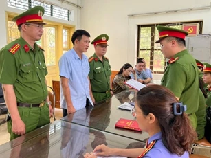 Khởi tố nguyên Phó Chủ tịch xã lập khống hồ sơ cấp 'sổ đỏ' cho vợ
