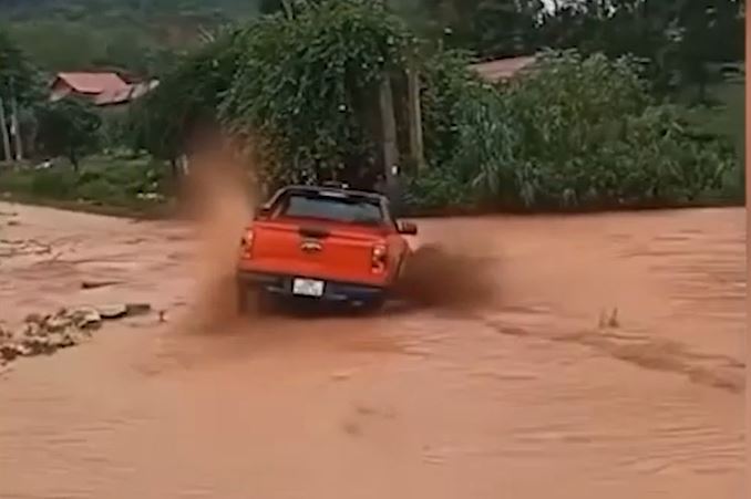 CLIP: Cố vượt qua dòng nước lũ, ô tô bán tải 'nếm trái đắng'