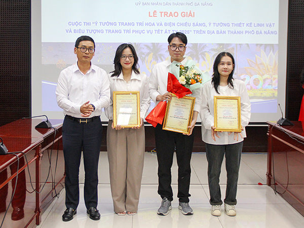 Trao giải cuộc thi Ý tưởng trang trí hoa, điện chiếu sáng, linh vật và biểu tượng Tết Ất Tỵ 2025.