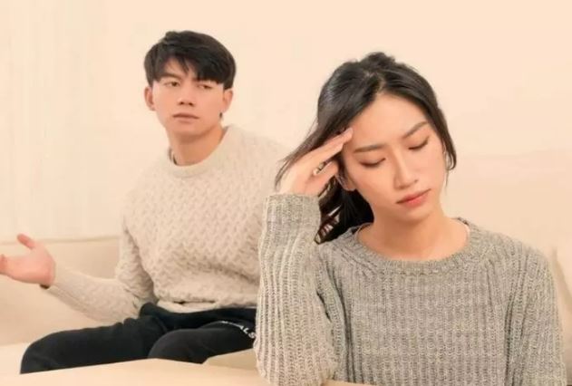 Chồng bỗng nhiên tặng túi hiệu khiến tôi phát hiện anh ngoại tình