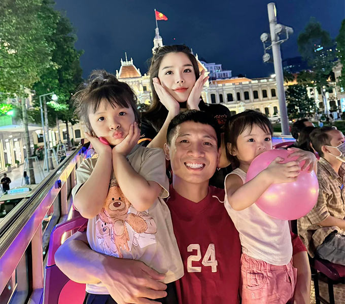 Bà chủ khách sạn có con thứ 3 với trung vệ ĐT Việt Nam