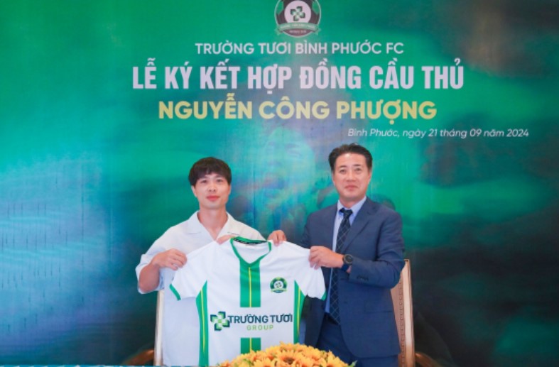 Công Phượng nhận mức lót tay bạc tỉ, kỷ lục hạng Nhất nhưng so với Quang Hải liệu có lép vế hơn?