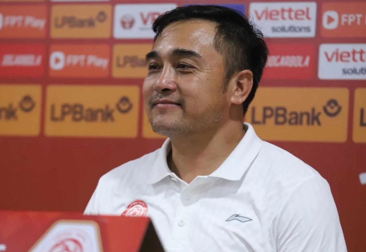 HLV Đức Thắng làm rõ nguyên nhân Hoàng Đức ngồi dự bị