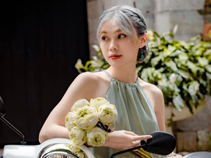 Hot girl Lai Châu khoe dáng bên xe tay ga