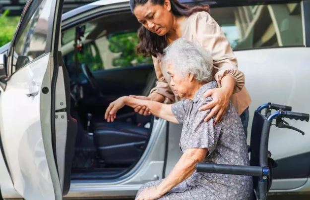 Vợ chồng tôi chăm sóc mẹ chồng suốt 3 năm nhưng không được chia đồng nào khi bà bán đất: Biết lý do, tôi vô cùng xấu hổ