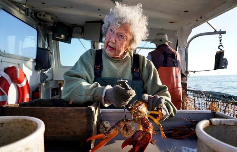 Cụ bà 104 tuổi vẫn một tuần 3 ngày ra khơi bắt tôm hùm nhờ 5 lời khuyên trường thọ
