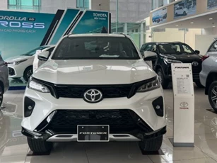 Giá lăn bánh Toyota Fortuner cuối tháng 9/2024 có ưu đãi hấp dẫn, đại chiến Ford Everest và Santa Fe