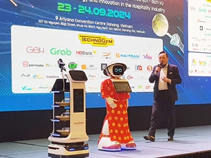 Robot phục vụ du khách xuất hiện tại HORECFEX Việt Nam 2024