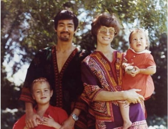 Sau khi Lý Tiểu Long qua đời, vì sao đệ tử của anh lại nhanh chóng cưới vợ anh? Sự thật quá tàn khốc!