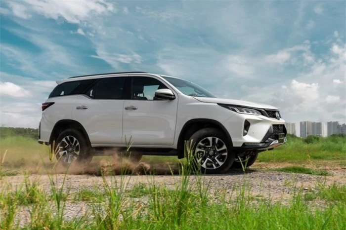 Giá lăn bánh Toyota Fortuner cuối tháng 9/2024 có ưu đãi hấp dẫn, đại chiến Ford Everest và Santa Fe ảnh 2