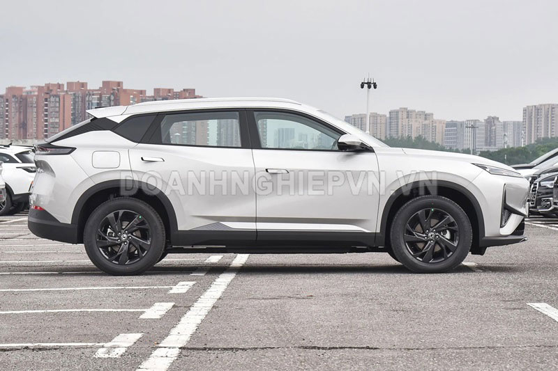 Xe gầm cao công suất 218 mã lực, thiết kế thể thao, giá gần 360 triệu đồng